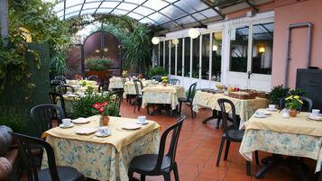 Colazione a pagamento, servita tutte le mattine