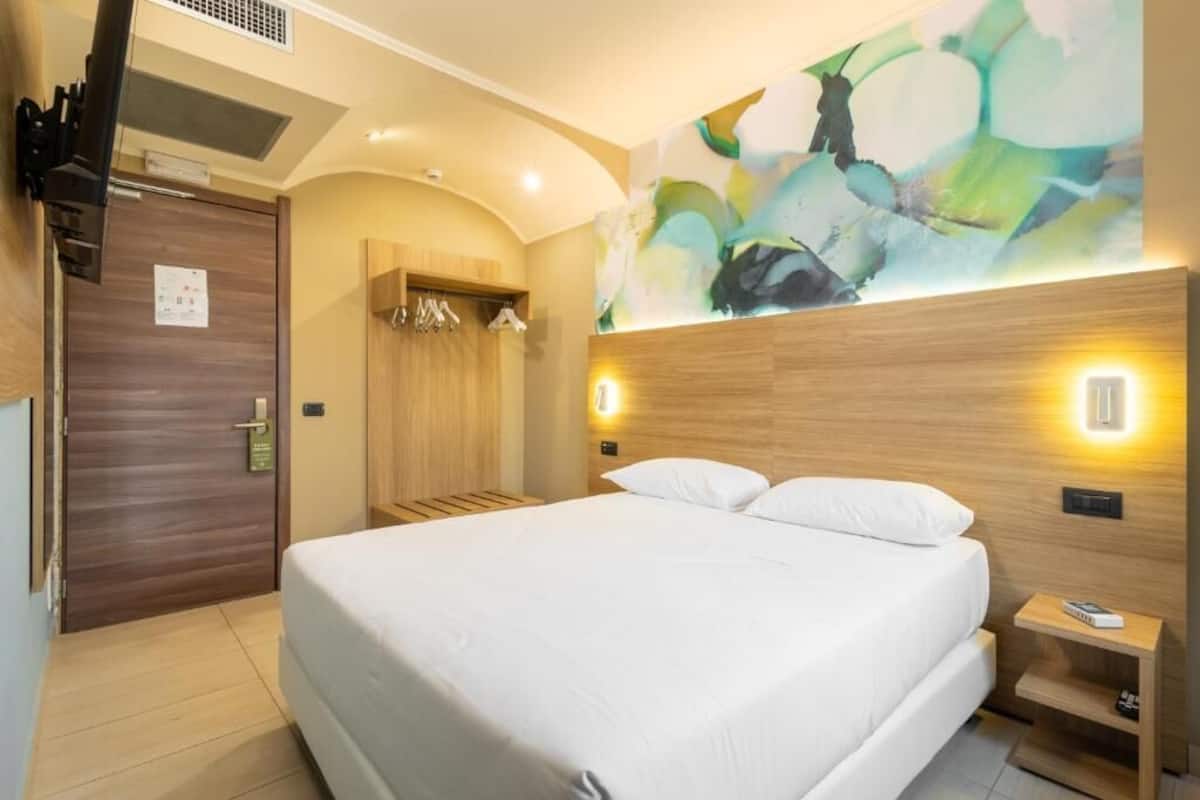 Select Comfort beds, in-room safe, desk, laptop workspace