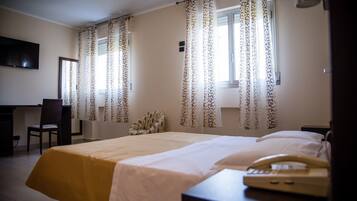 Doppia uso singolo, 1 letto matrimoniale | Materassi Select Comfort, una cassaforte in camera, una scrivania