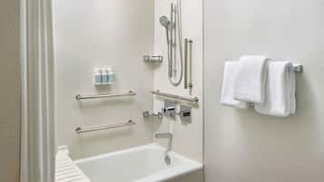 Un baño moderno con bañera, ducha y perchero para toallas.