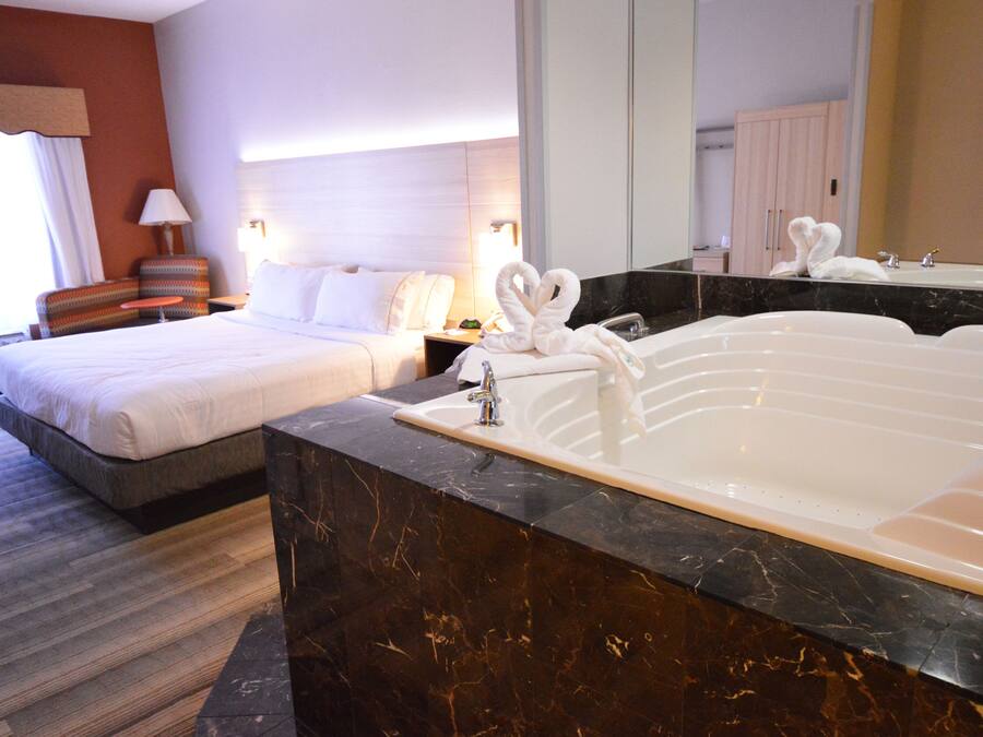 Suite, 1 King Bed, Jetted Tub