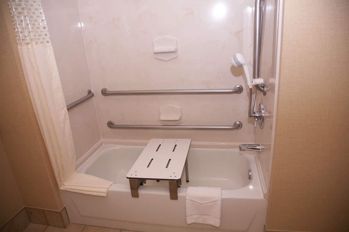 Habitación, 1 cama King size, con acceso para personas discapacitadas, para no fumadores | Baño | Secadora de cabello, toallas, jabón, shampoo