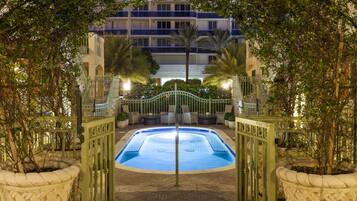 Una piscina al aire libre, sombrillas
