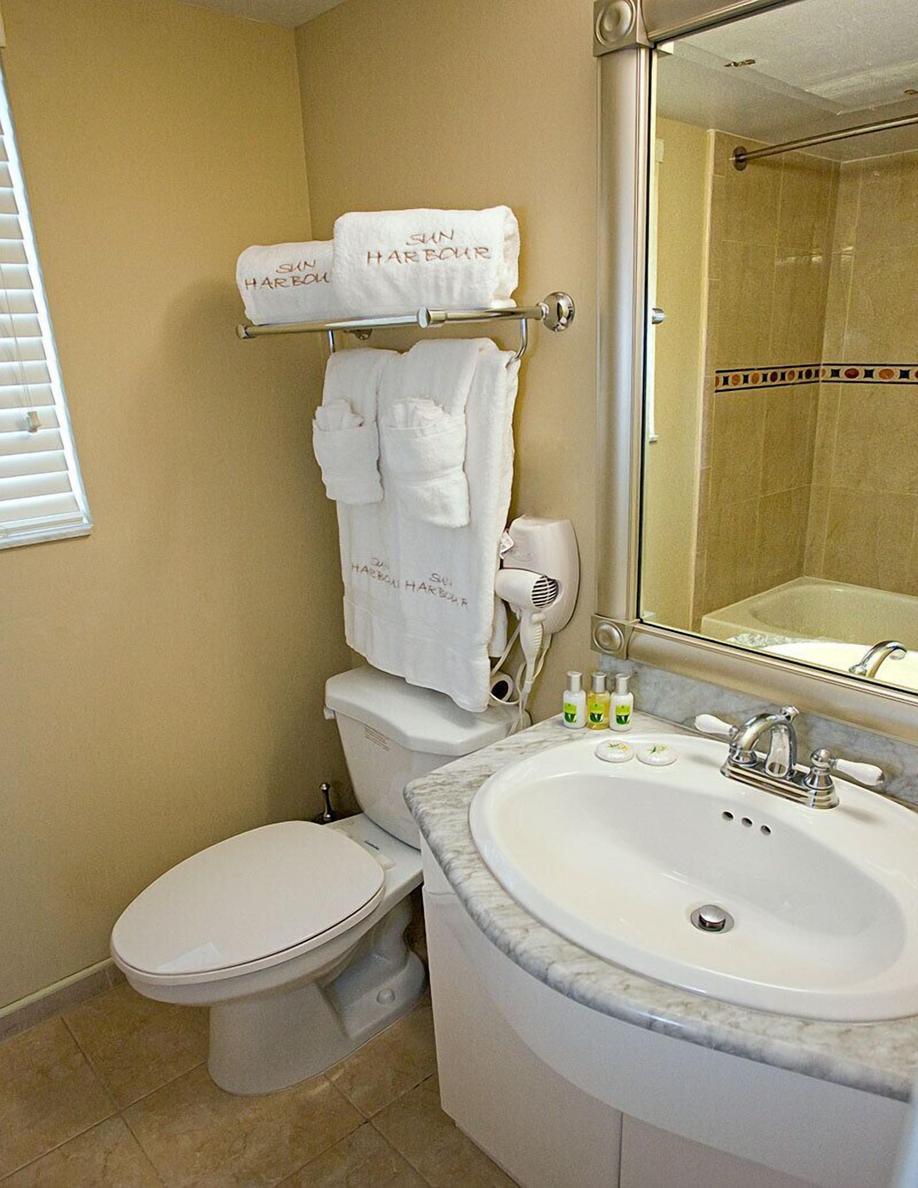 combined shower/bathtub, deep-soaking bathtub, free toiletries