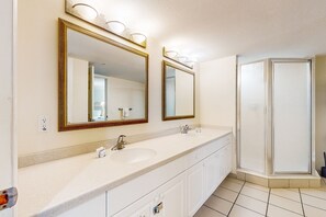 Condo, 1 habitación | Baño | Tina con regadera, amenidades de baño gratuitas, secadora de cabello