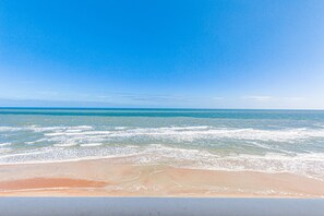 Plage, sable blanc, serviettes de plage, beach-volley