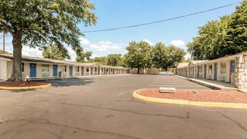 مواقف سيارات مجانية