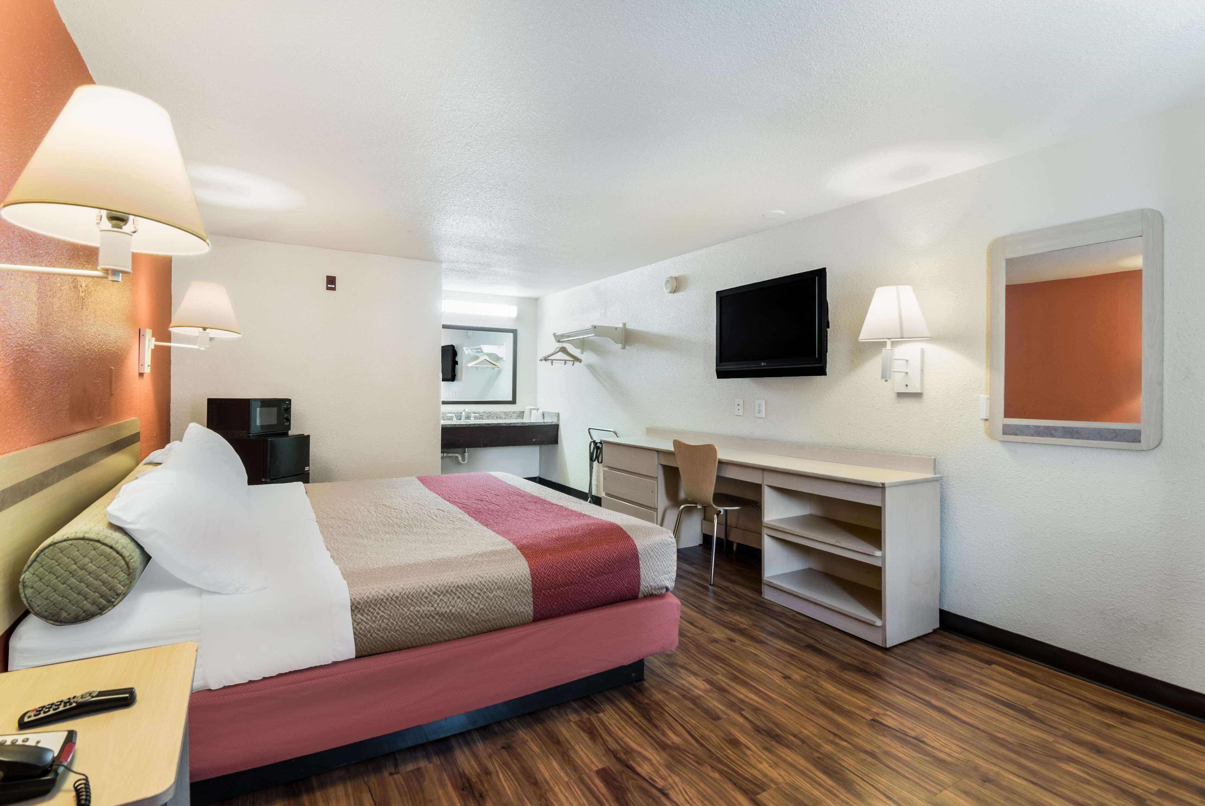 مكتب ومساحة عمل للكمبيوتر المحمول وواي فاي مجانًا وملاءات أسرّة