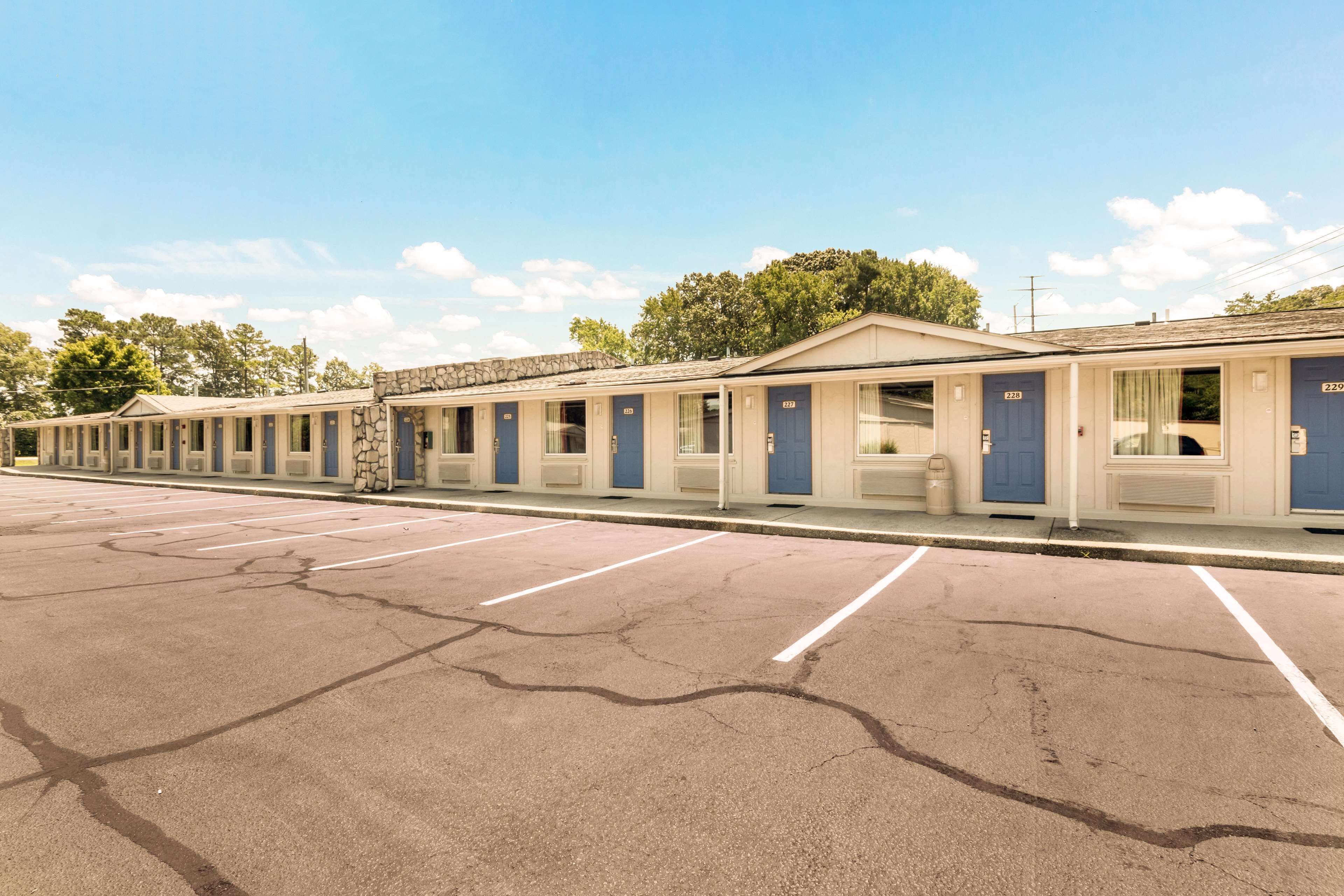 Ein Motel mit einer Reihe von Zimmern, jedes mit einer Nummer auf der Tür.