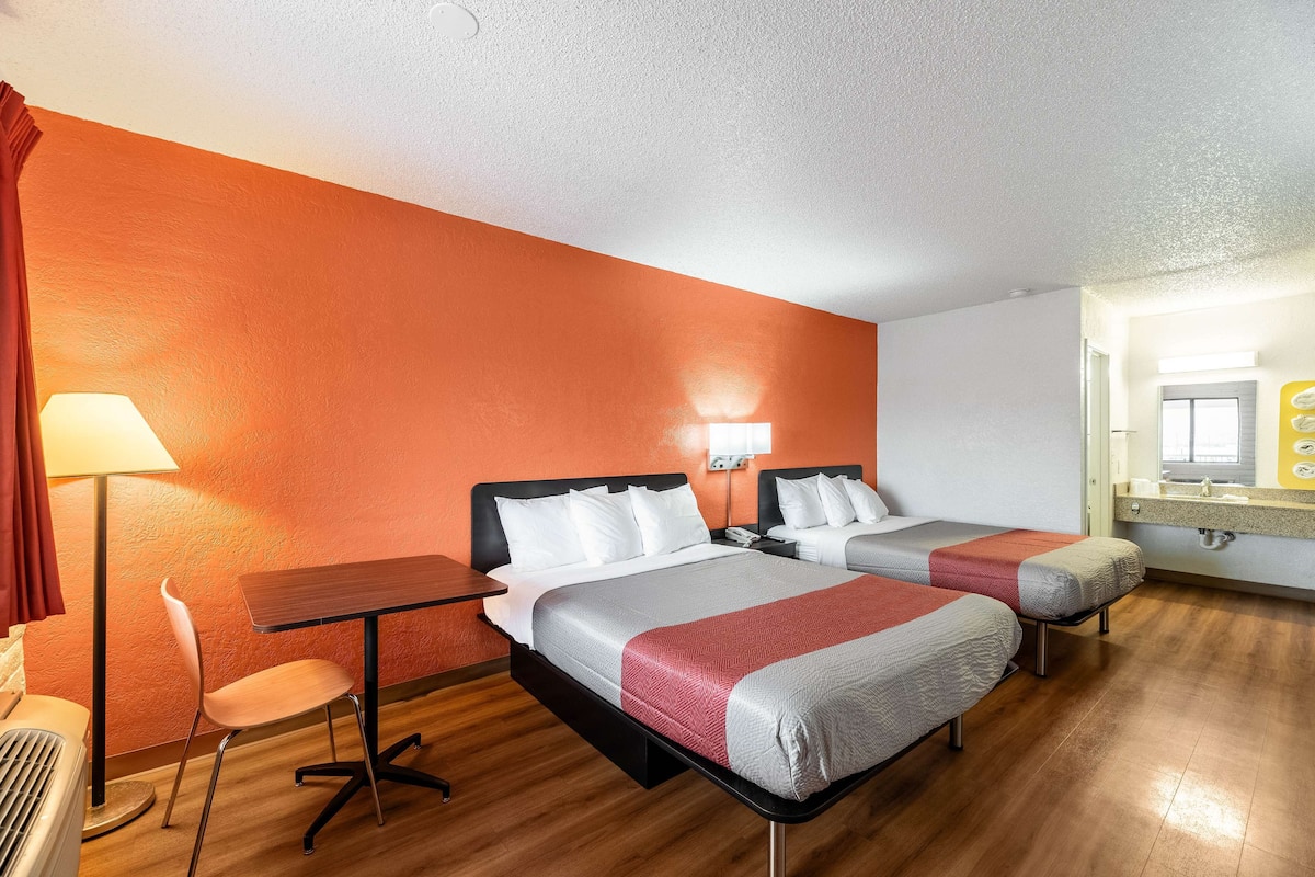 Cortinas blackout, tabla de planchar con plancha y wifi gratis