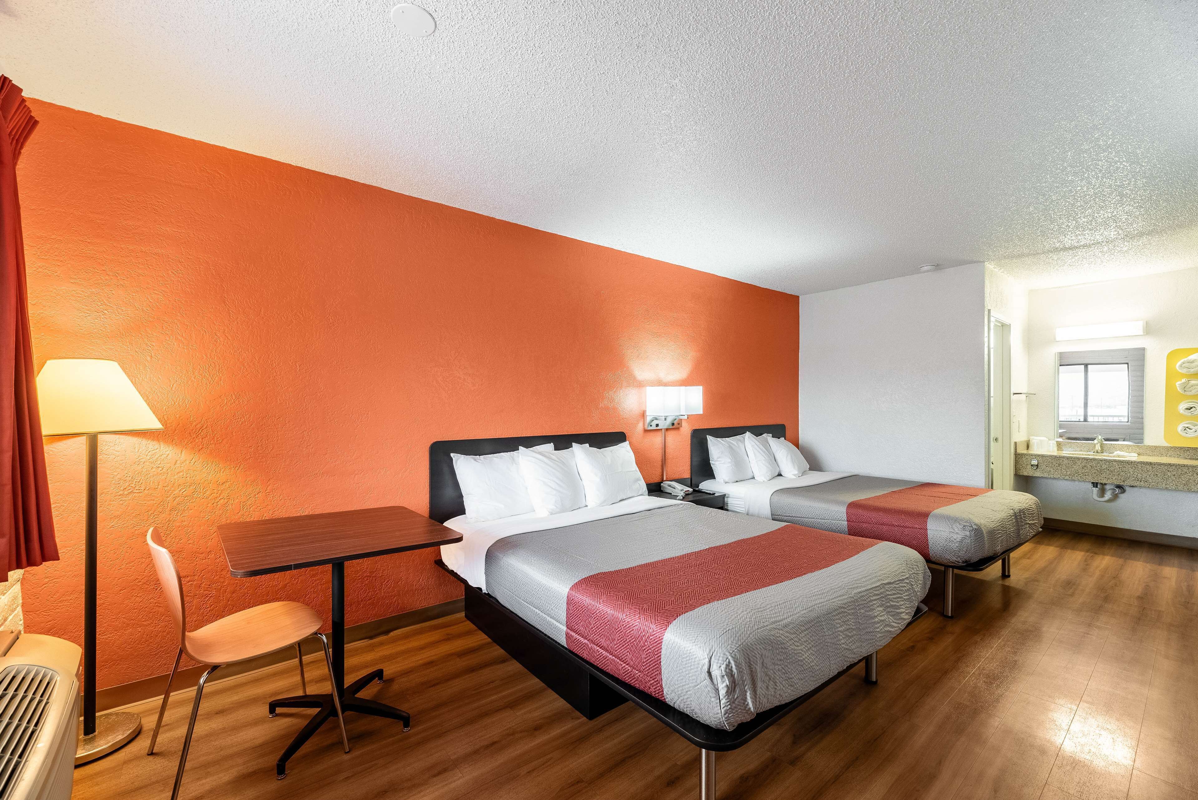 标准房, 2 张大床, 无烟房, 冰箱和微波炉 | 遮光窗帘、熨斗/熨板、免费 WiFi、床单