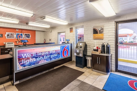 Lobby. Motel 6 Eloy, AZ - Casa Grande