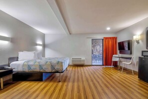 Desk, blackout drapes, free WiFi, bed sheets