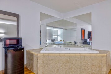 Escritorio, cortinas blackout, wifi gratis y ropa de cama 