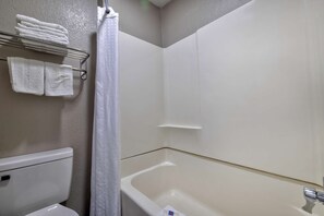 Combined shower/tub, free toiletries, towels