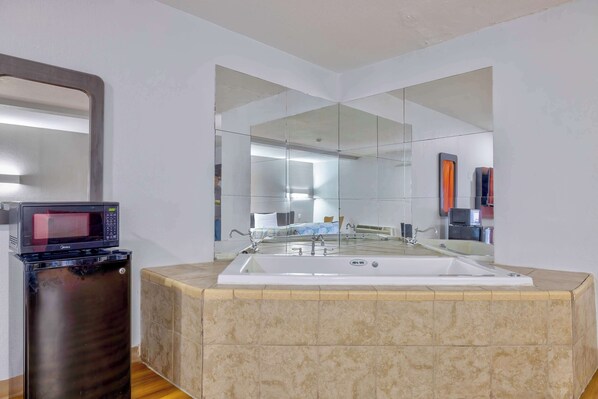 Desk, blackout drapes, free WiFi, bed sheets - Motel 6 Little Rock, AR - South (Little Rock)