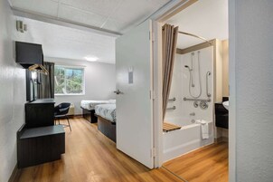 Escritorio, wifi gratis y ropa de cama 