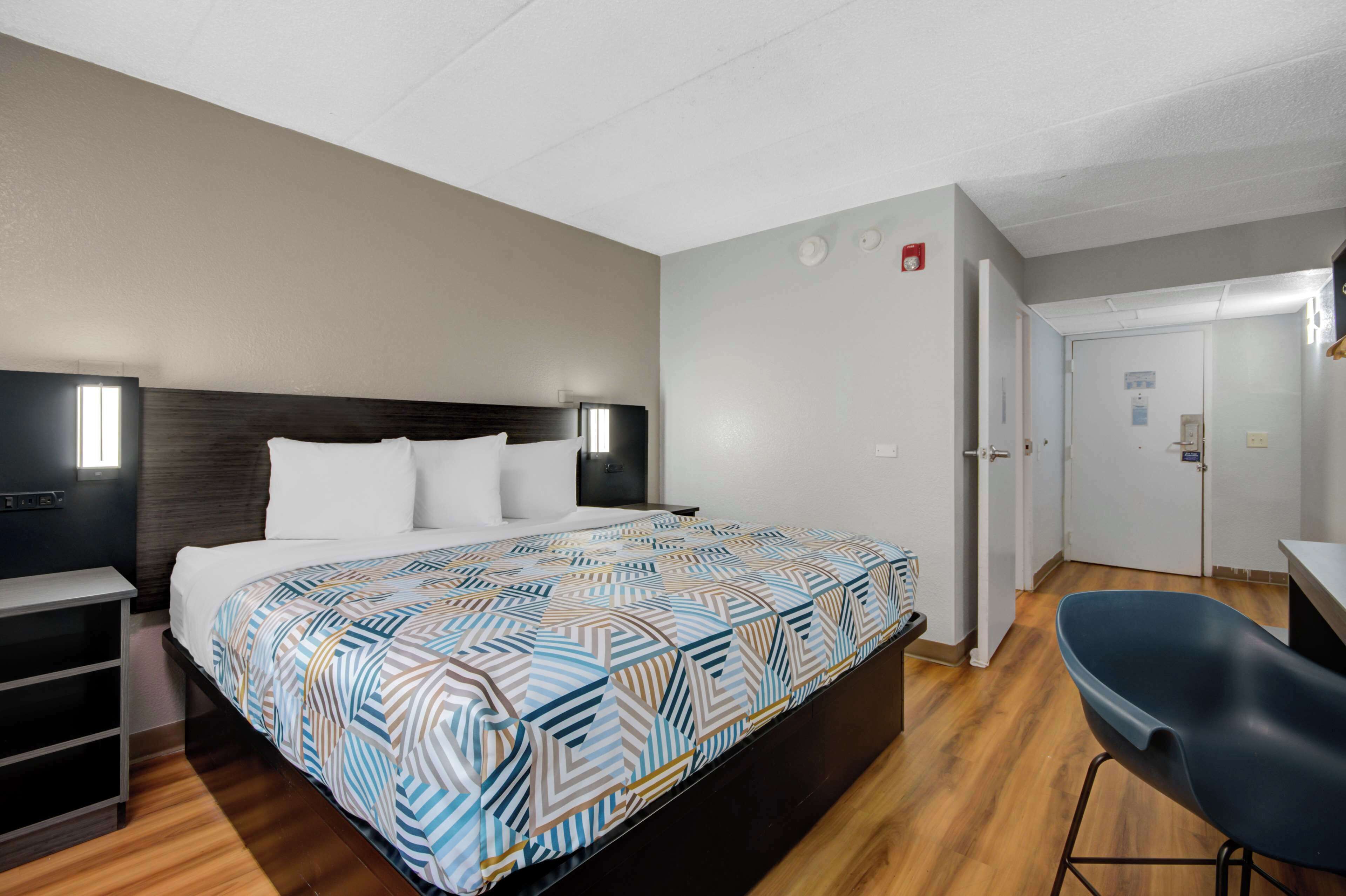 办公桌、免费 WiFi、床单