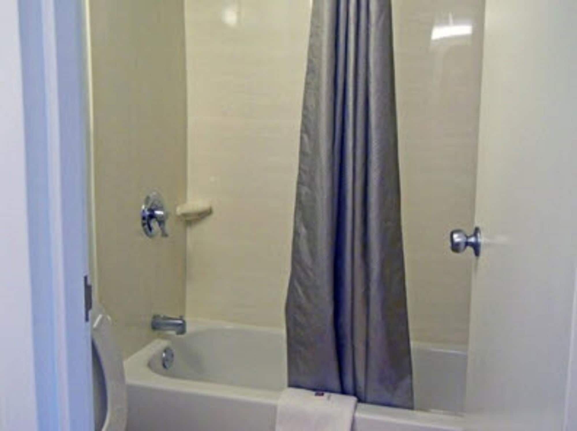 Combined shower/bathtub, hair dryer, towels