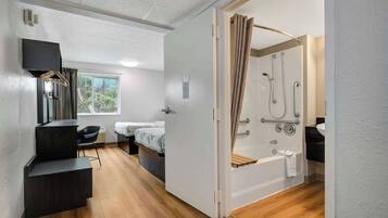 Escritorio, wifi gratis y ropa de cama