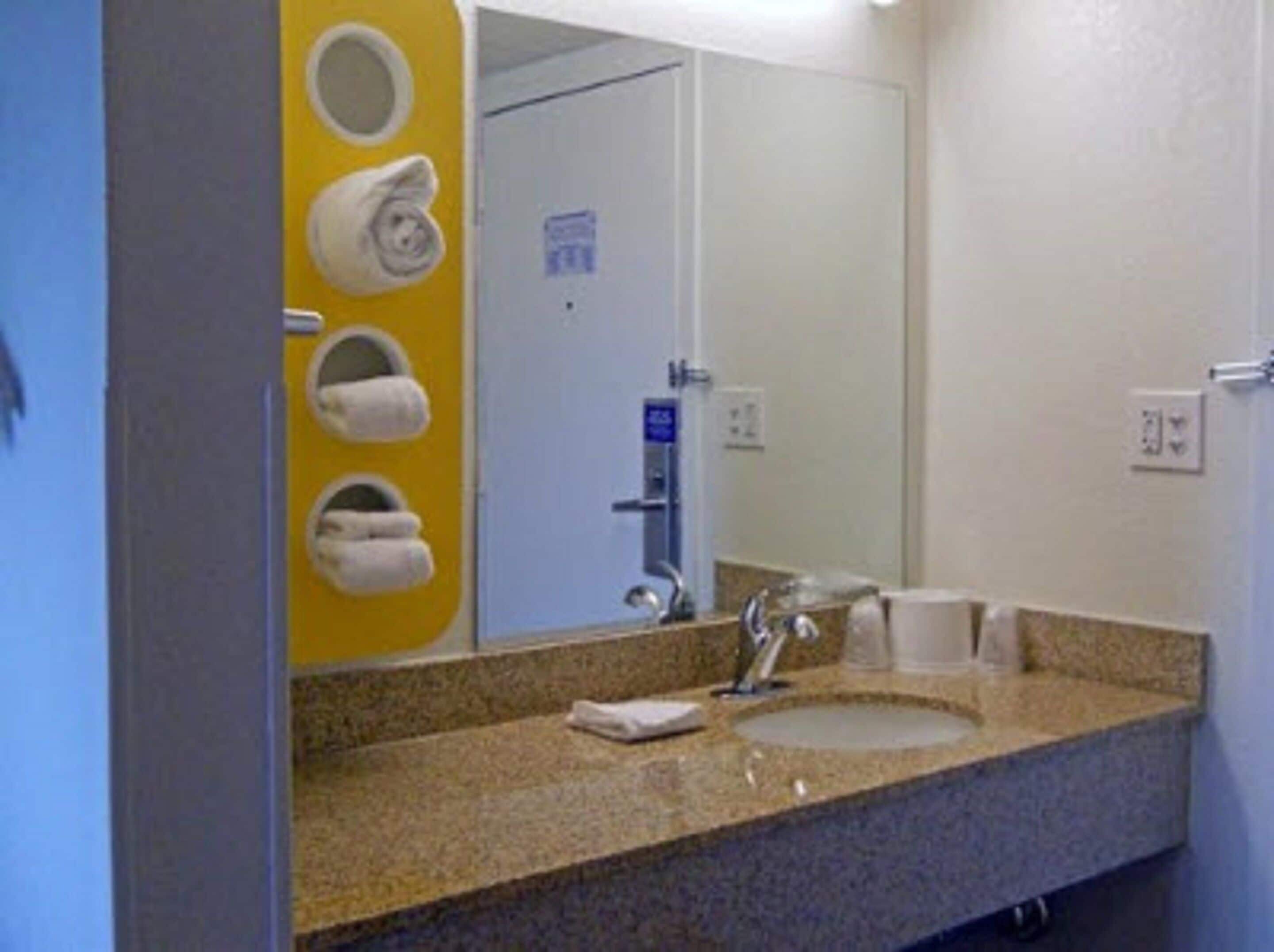 Ensemble baignoire-douche, séchoir à cheveux, serviettes fournies