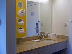 Combined shower/tub, hair dryer, towels - Motel 6 York, PA - North (York)