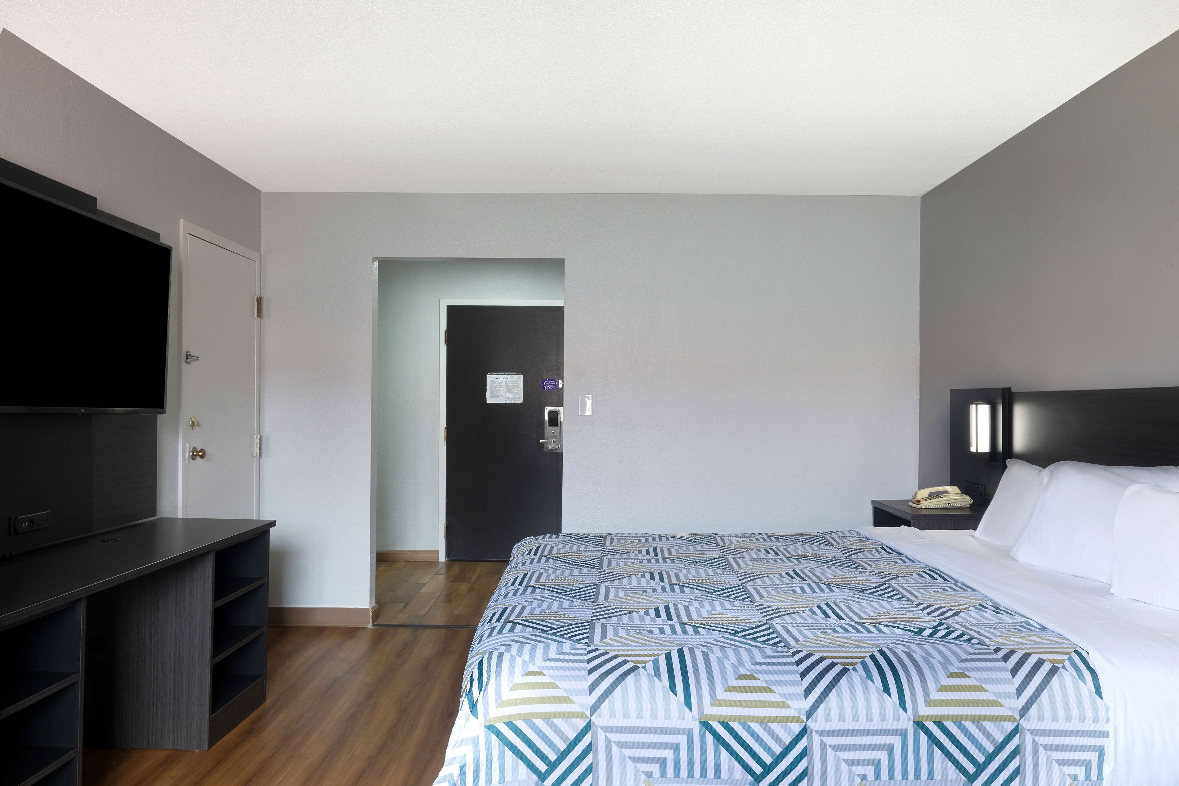 Standard Room, 1 King Bed, Non Smoking | Laptop workspace, free WiFi, bed sheets
