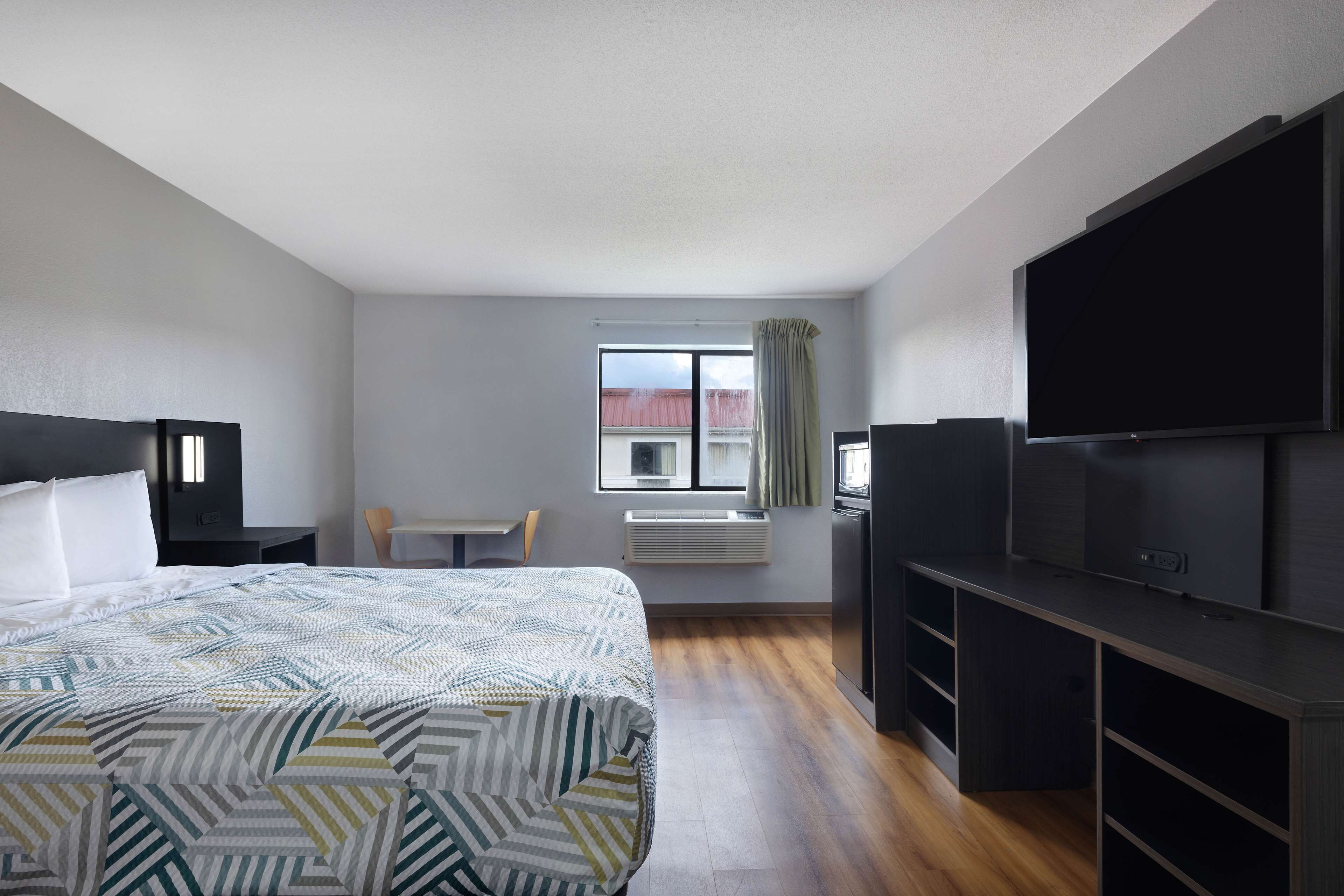 Standard Room, 1 King Bed, Smoking | Laptop workspace, WiFi (free), bed sheets