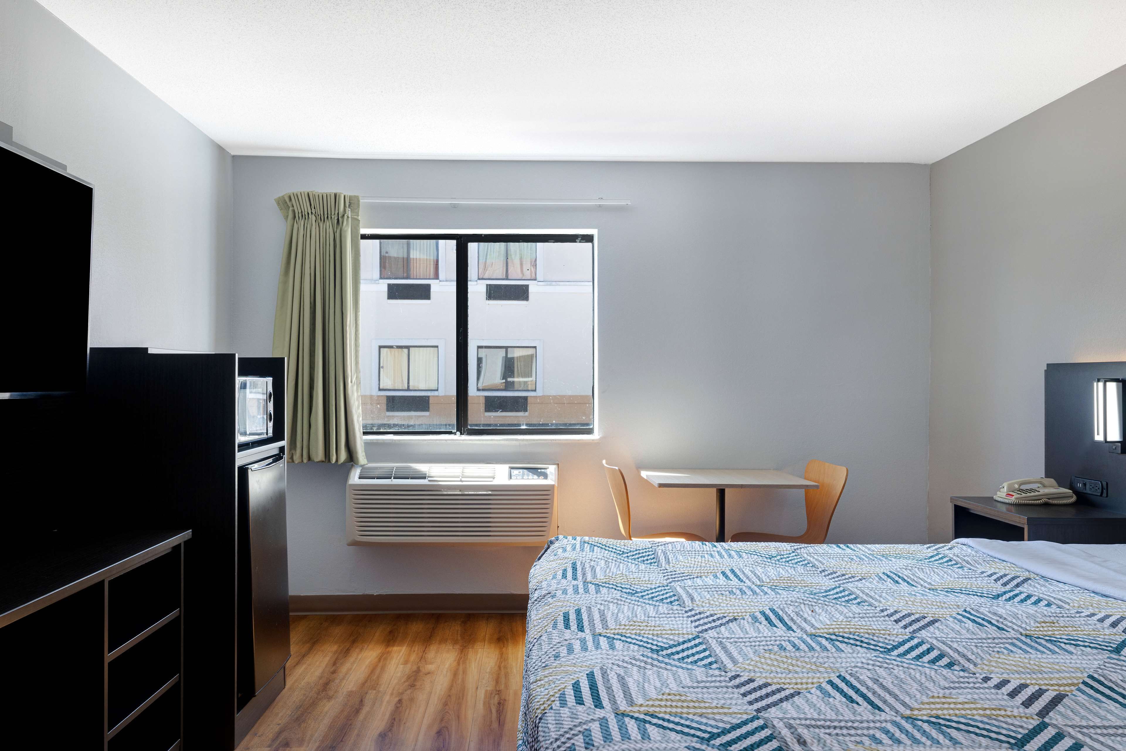 Skrivebord for bærbar PC, wi-fi (inkludert) og sengetøy