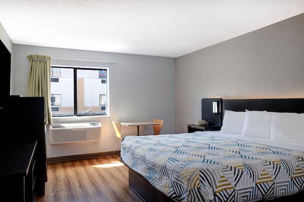 Laptop workspace, WiFi (free), bed sheets