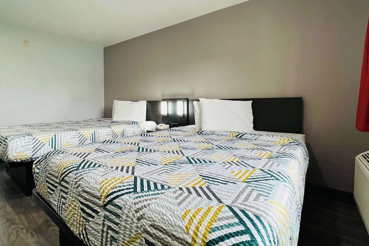 Blackout drapes, free WiFi, bed sheets