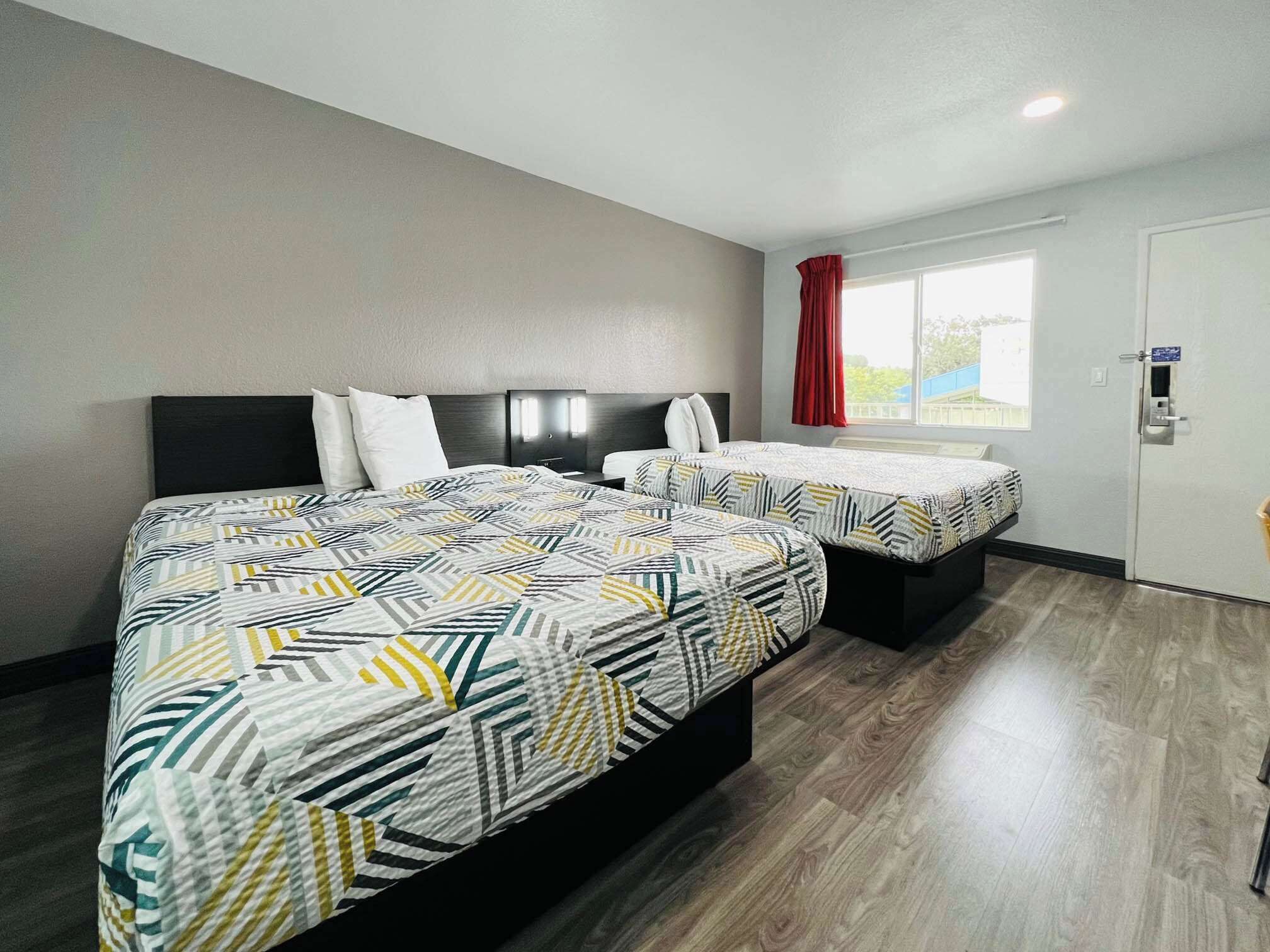 Cortinas blackout, wifi gratis y ropa de cama 