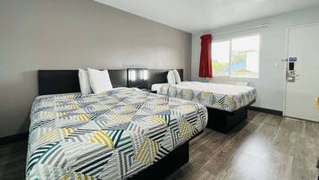 Cortinas blackout, wifi gratis y ropa de cama