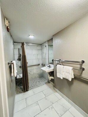 Standard Room, 1 Queen Bed, Accessible, Non Smoking | Bathroom