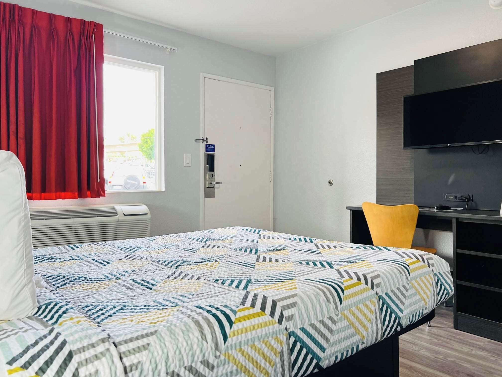 Verduisterende gordijnen, gratis wifi, beddengoed