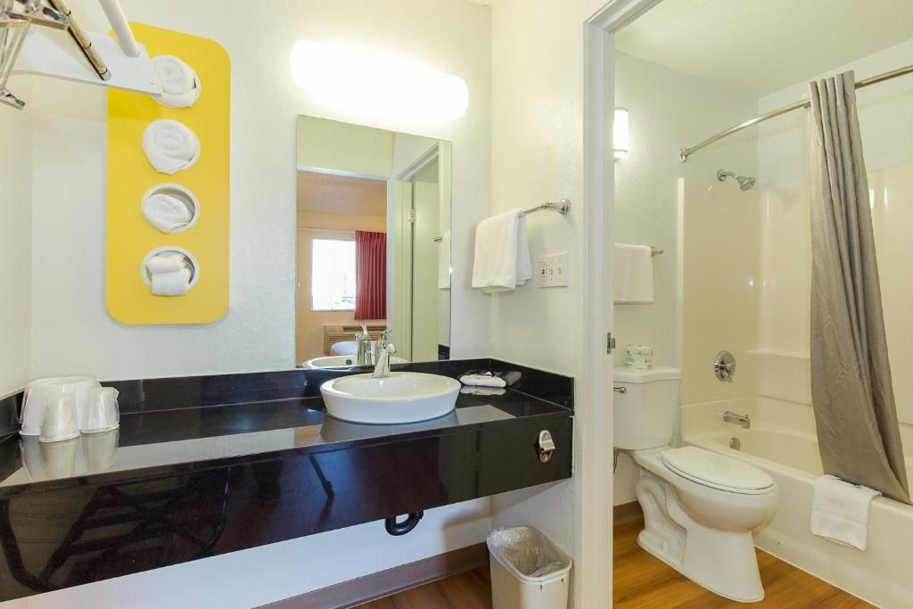 Un baño con lavamanos, inodoro y ducha.