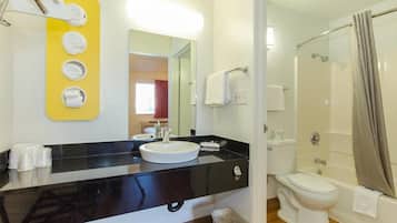 Un baño con lavamanos, inodoro y ducha.