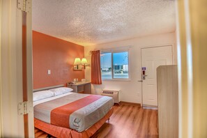 Free WiFi, bed sheets - Motel 6 Stockton, CA - Charter Way West (Stockton)