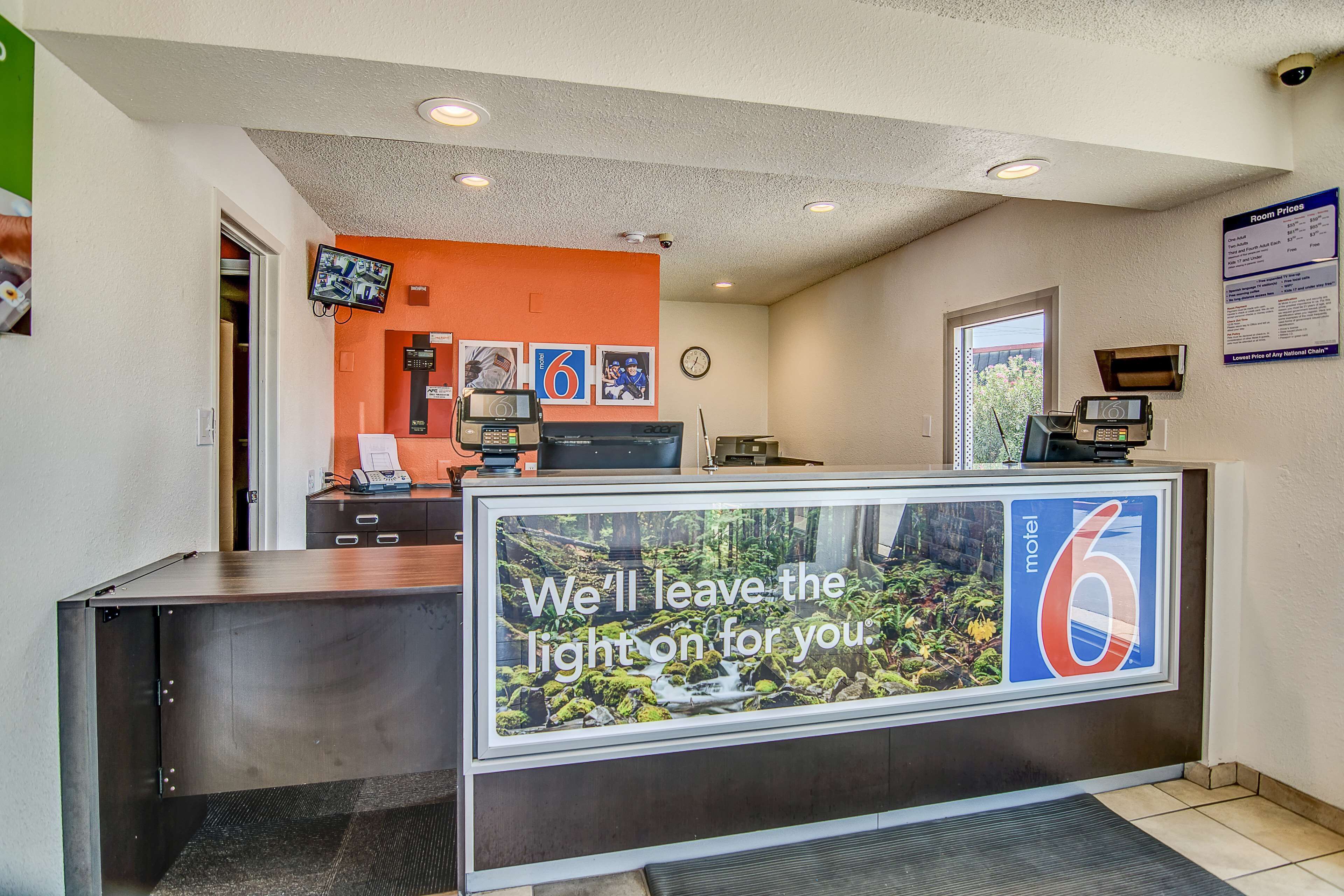 Photo - Motel 6-Stockton, CA - Charter Way West
