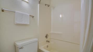 Ensemble douche/baignoire, serviettes fournies