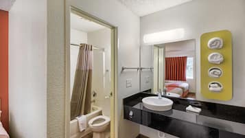 Tina con regadera y toallas