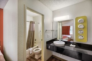 Combined shower/bathtub, towels