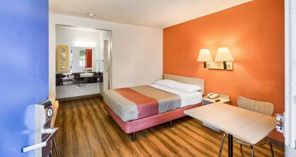 Motel 6 Everett, WA - South