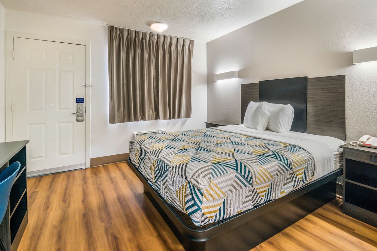 Standard Room, 1 Double Bed, Accessible, Non Smoking | Desk, laptop workspace, free WiFi, bed sheets