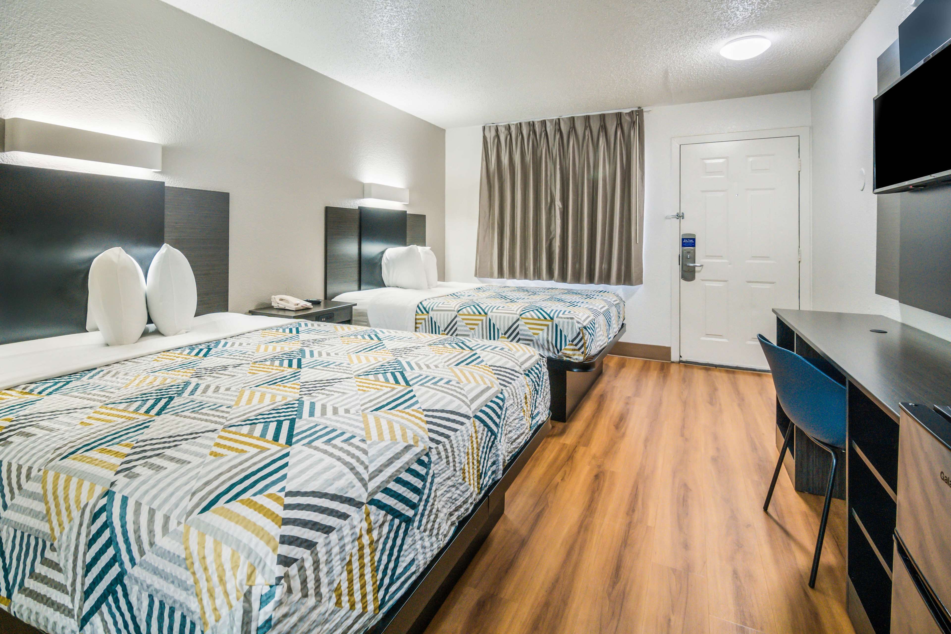 Escritorio, espacio para trabajar con laptop y wifi gratis 