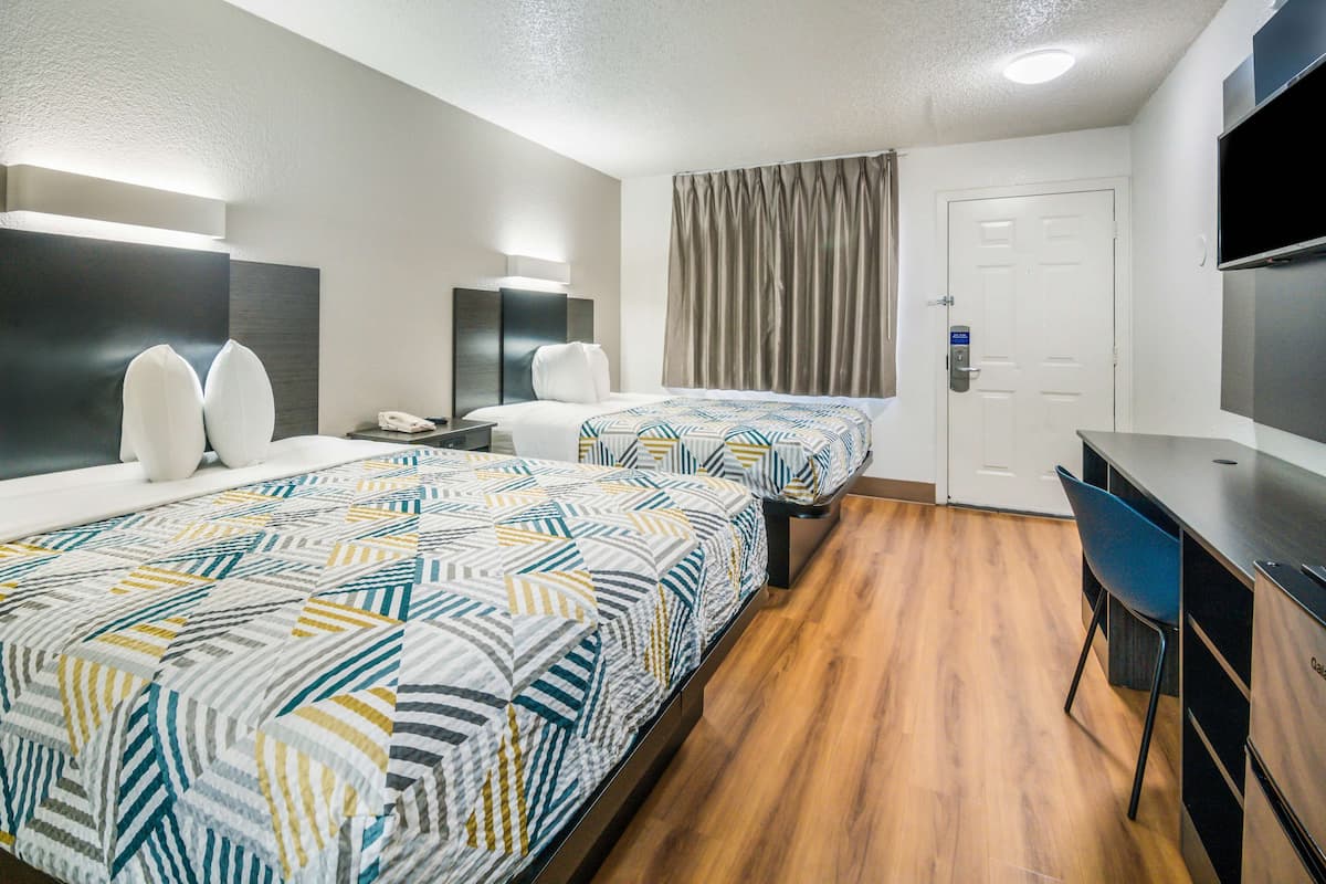 Escritorio, espacio para trabajar con laptop y wifi gratis