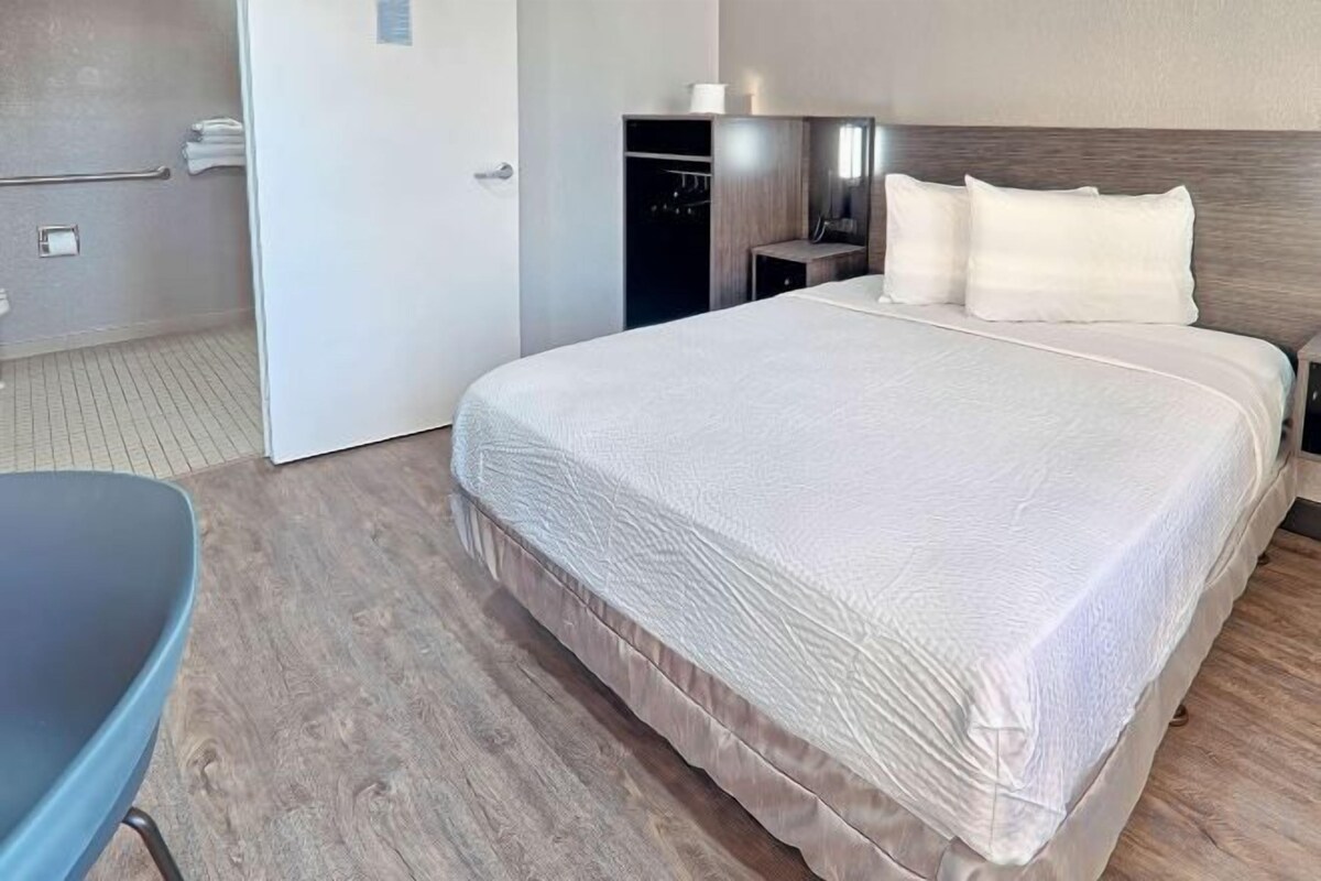 WiFi (free), bed sheets