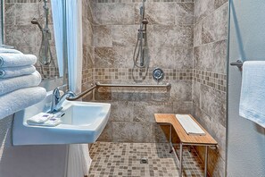 Ducha, secador de pelo y toallas