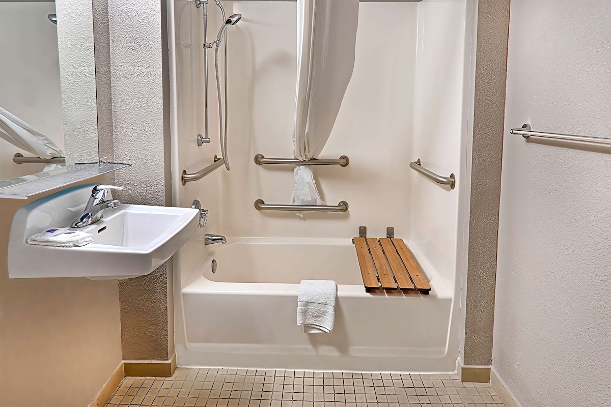 Douche, sĂšche-cheveux, serviettes fournies