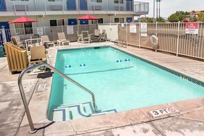 สระว่ายน้ำกลางแจ้ง